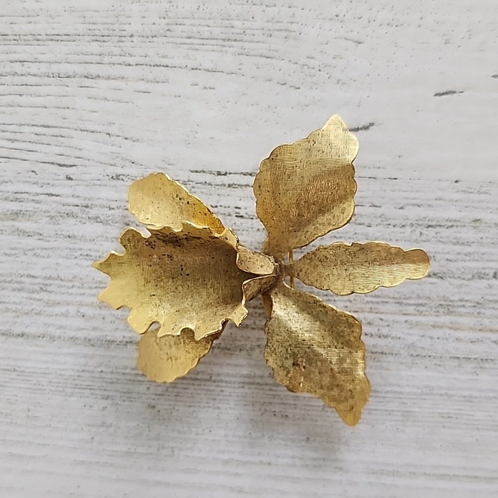 Textured goldtone floral leaf pin back brooch